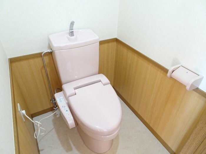 トイレ　落ち着いた色調のトイレです