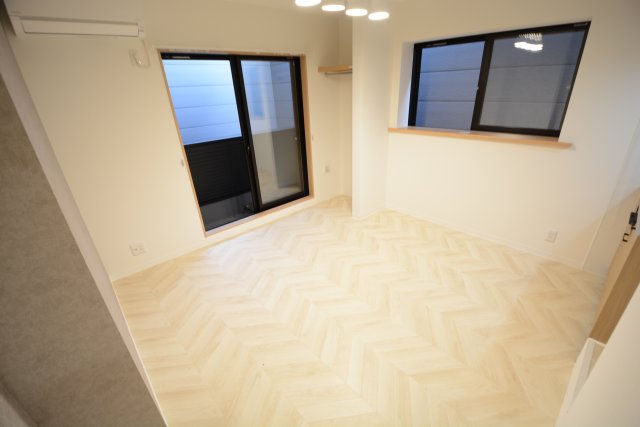居室・リビング　2面採光で明るいお部屋です！エアコン付き！