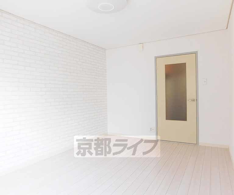 居室・リビング　白色の綺麗なお部屋です
