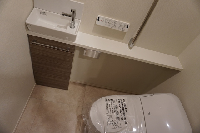 トイレ　温水洗浄便座／手洗いカウンター　＊前回募集時の写真です。