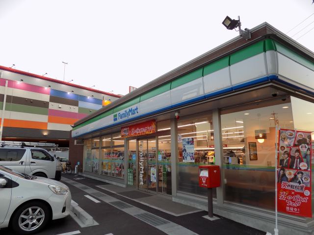 コンビニ　ファミリーマート（コンビニ）まで450m
