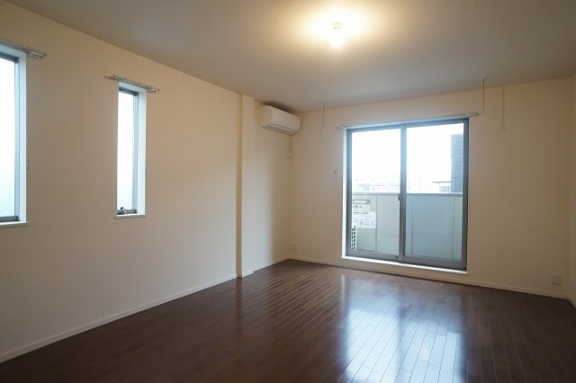 居室・リビング　13.4帖のLDKです。二面採光で明るいお部屋です