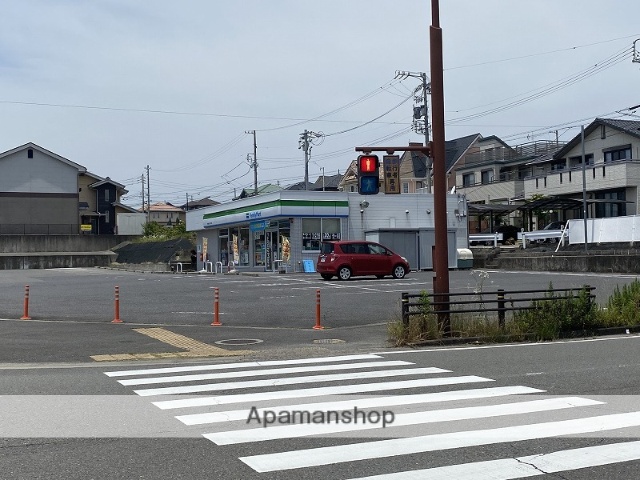 コンビニ　ファミリーマート（コンビニ）まで357m