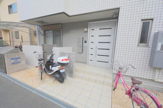 エントランス　オシャレなエントランスは安心のオートロック付きです。