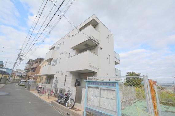 建物外観　落ち着いた色合いの綺麗なマンションです。
