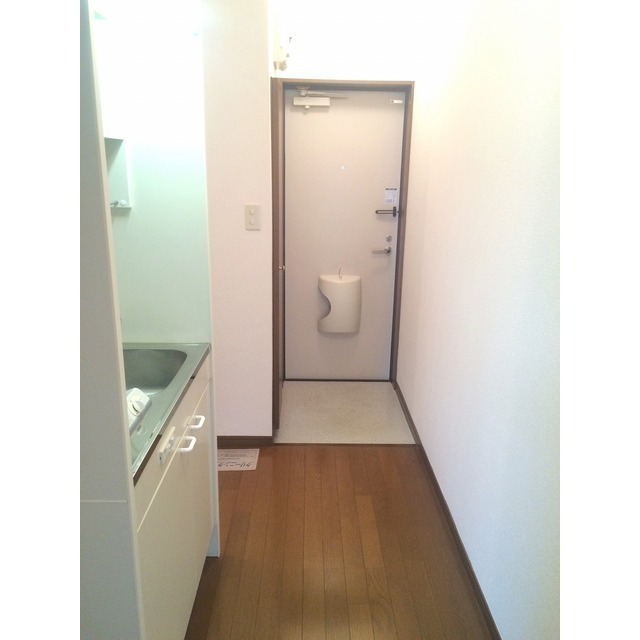 玄関　同物件の別部屋の写真です