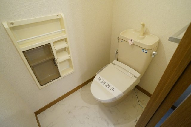 トイレ　温水洗浄便座機能付き