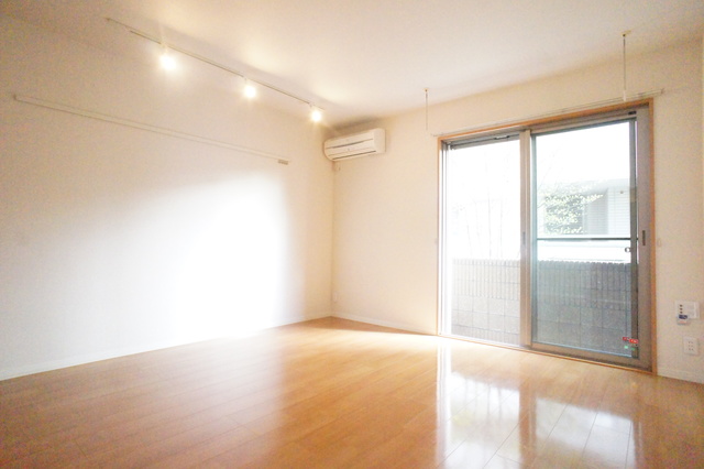居室・リビング　南向きで日当たり良好なお部屋！暖かな日差しが入ります♪