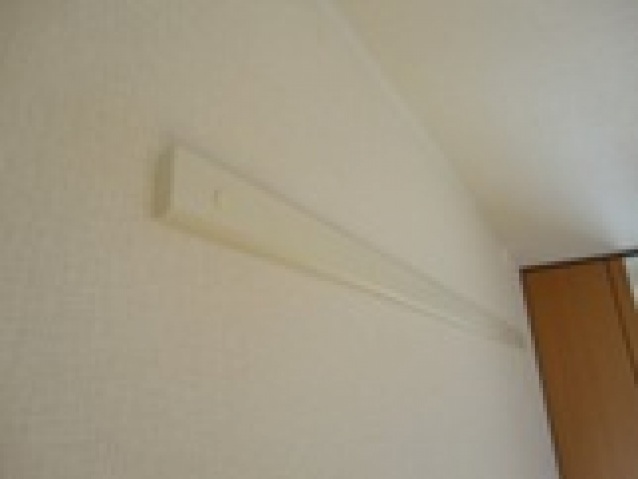 その他　服の一時置きに便利なハンガーモール付き。