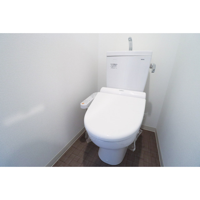トイレ　落ち着いた色調のトイレです