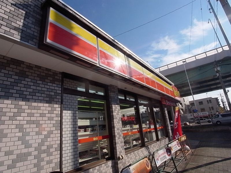コンビニ　デイリーヤマザキ岩塚駅店（コンビニ）まで302m