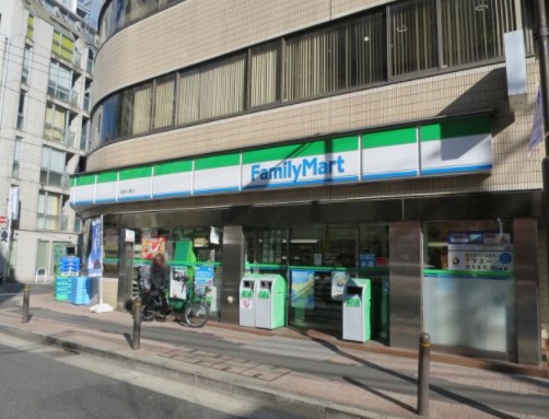 コンビニ　ファミリーマート麻布十番店（コンビニ）まで302m