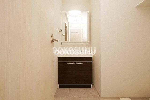 洗面設備　忙しい朝もスムーズに。使いやすさを追求した清潔な洗面空間。