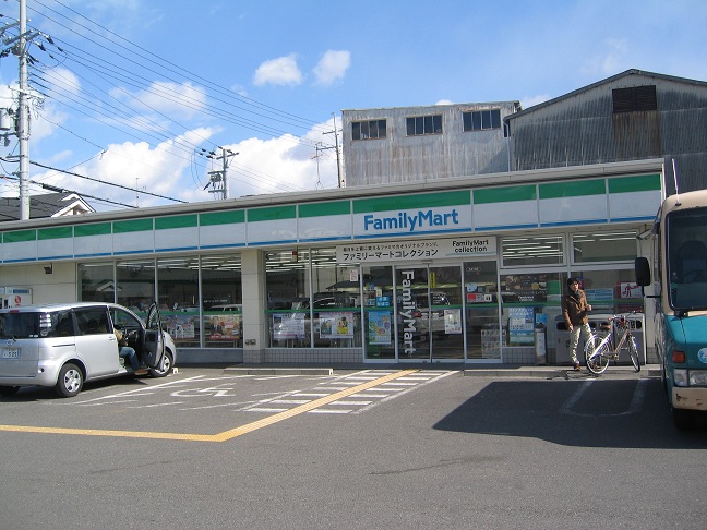 コンビニ　ファミリーマート 堺大野芝町店（コンビニ）まで300m