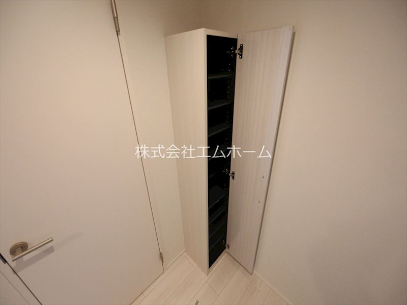 玄関　玄関　シューズボックス付（収納充実してます）