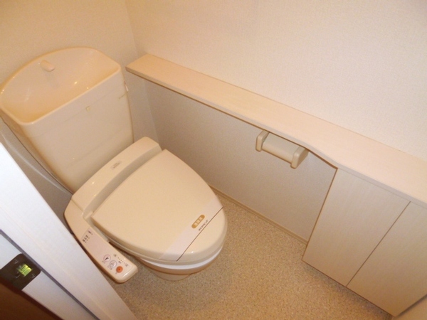 トイレ　温水洗浄便座付きのトイレです♪