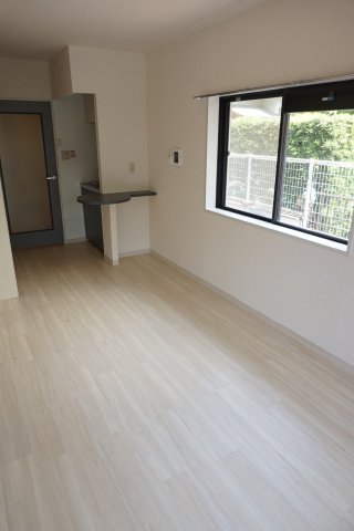 居室・リビング　参考写真（同物件別部屋）