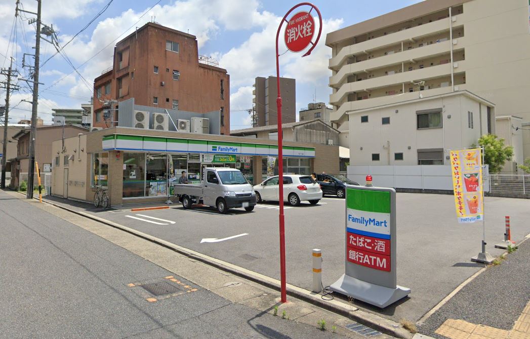 コンビニ　ファミリーマート 平安一丁目店（コンビニ）まで129m