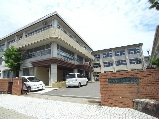 小学校　岐阜市立鶉小学校（小学校）まで1046m