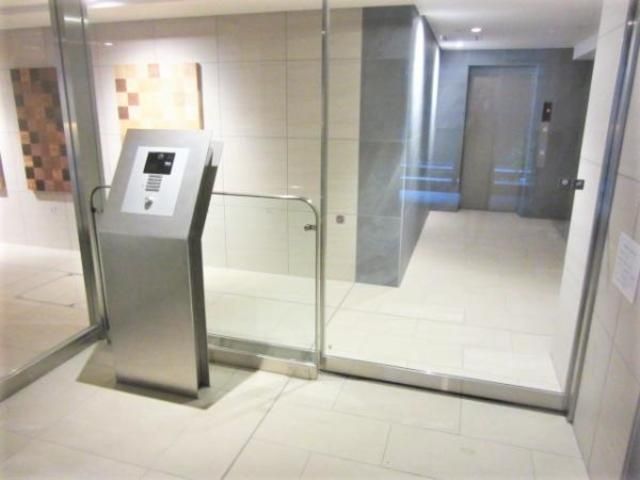 エントランス　シックで落ち着いた雰囲気のエントランスです
