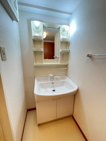 洗面設備　独立洗面台、朝の身支度には欠かせません