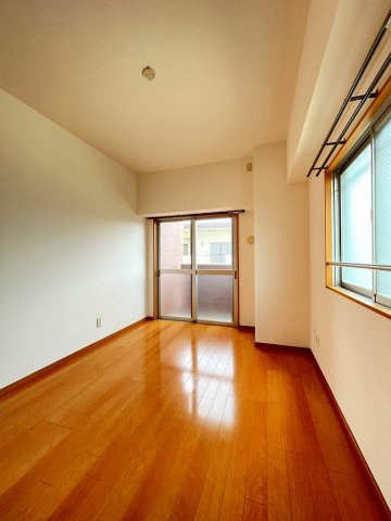 その他部屋・スペース　開放的な寝室です