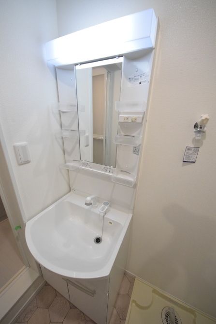 洗面設備　同型モデル参考写真です。
