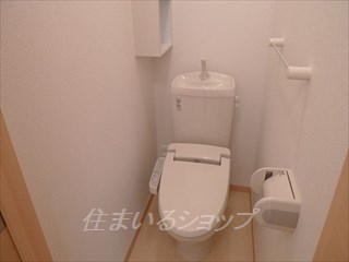 トイレ　シャワートイレ・収納棚あり