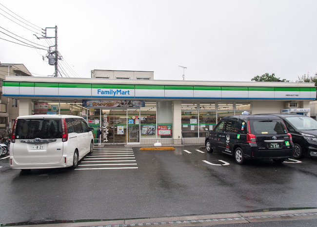 コンビニ　ファミリーマート中野中央五丁目店（コンビニ）まで207m