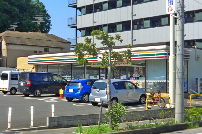 コンビニ　セブンイレブン（コンビニ）まで947m