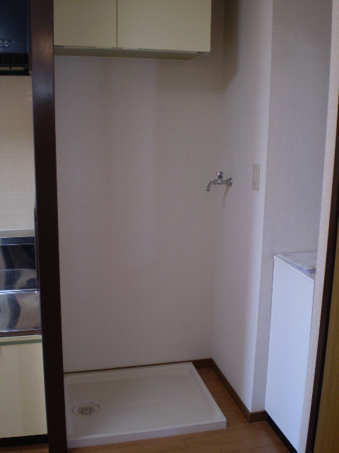 その他部屋・スペース　屋内洗濯機置場・小物収納棚有り