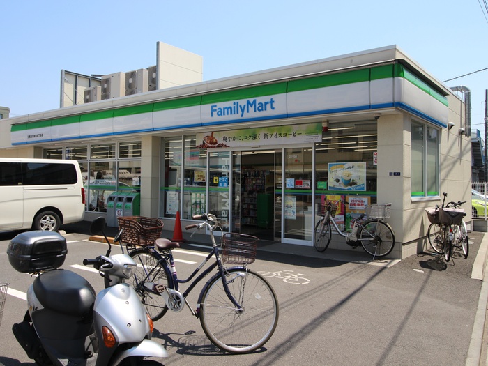 コンビニ　ファミリーマート（コンビニ）まで211m