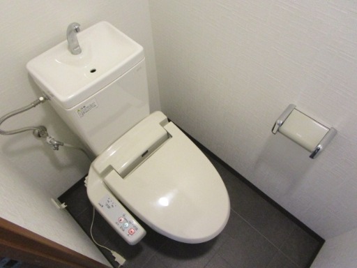 トイレ　冬も安心の温水洗浄便座です。