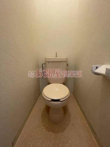 トイレ　落ち着いた色調のトイレです