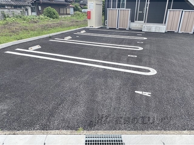 駐車場　玄関
