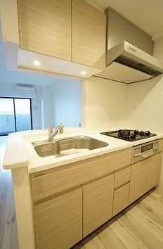 キッチン　写真は同マンション別号室のものとなります。