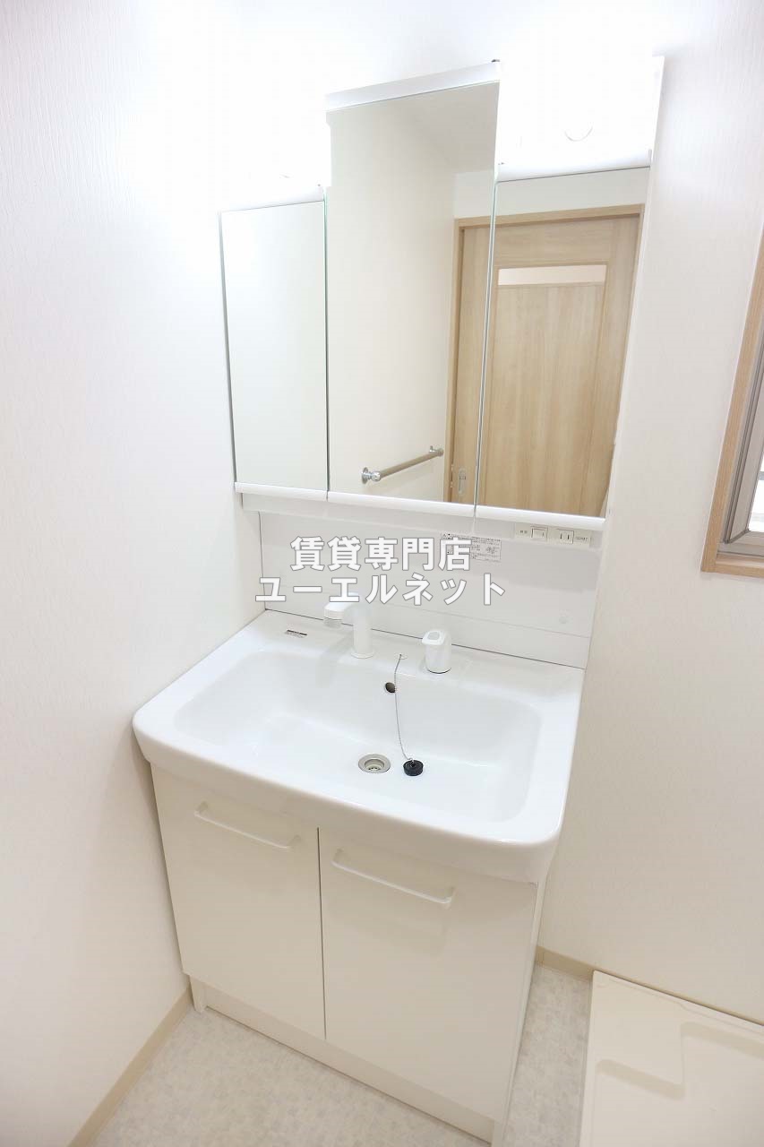 洗面設備　清潔感ある独立洗面台で毎日気持ちよく♪