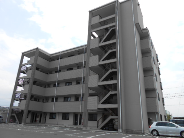 建物外観　建物玄関側を北西方向より撮影