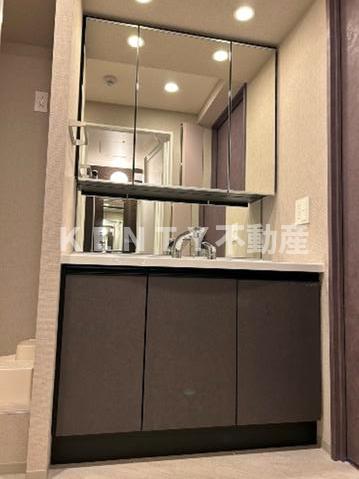 洗面設備　明るい洗面所です