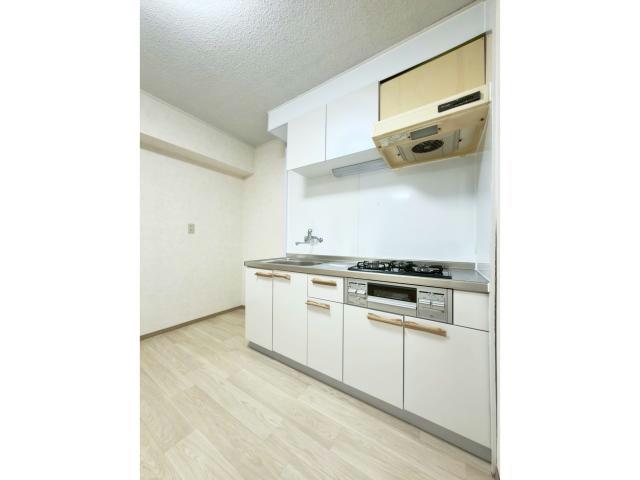 キッチン　3口コンロ付き