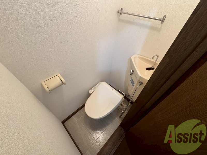 トイレ　こちらはトイレです。清潔感があり、安心して使用できます。