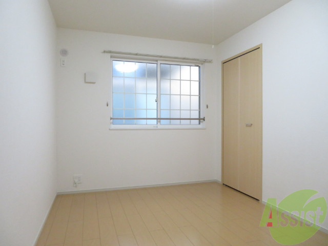 その他部屋・スペース　６帖の洋室です。広々として、きれいですね。