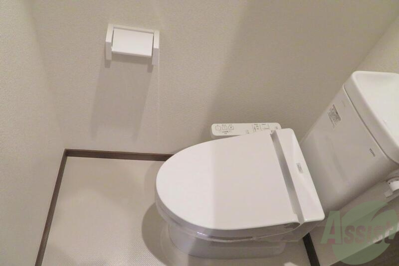 トイレ　トイレはシンプルで清潔。温水洗浄便座付きで快適です。