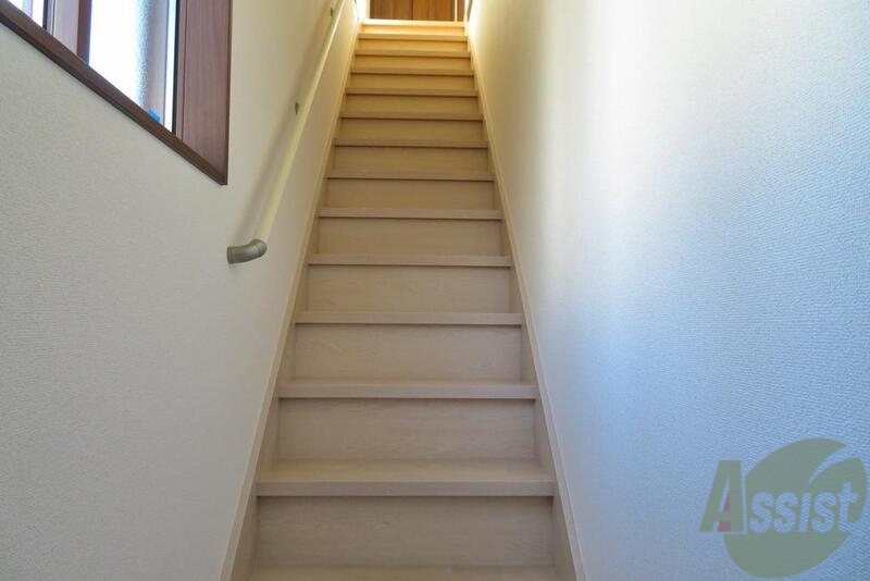 玄関　玄関からお部屋まではこちらの階段を上って下さい。