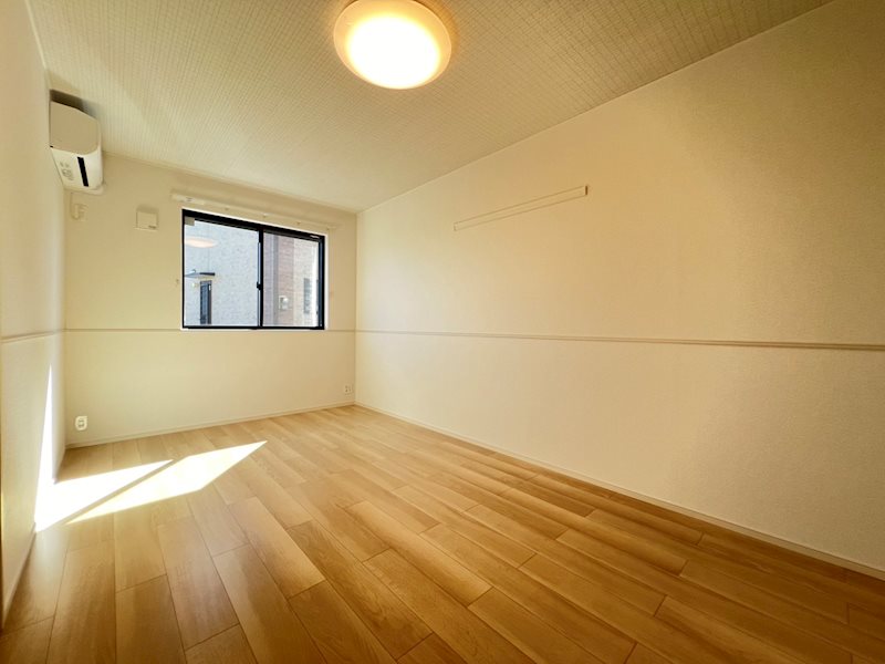 その他部屋・スペース　寝室に使うお部屋も7.6帖あり、ベットを置いても広いです。