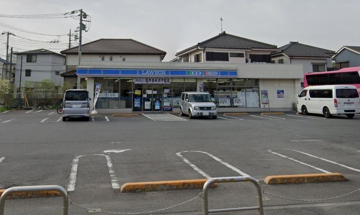 コンビニ　ローソン伊興本町二丁目店（コンビニ）まで370m