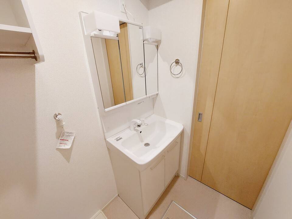 洗面設備　シャワー付洗面化粧台