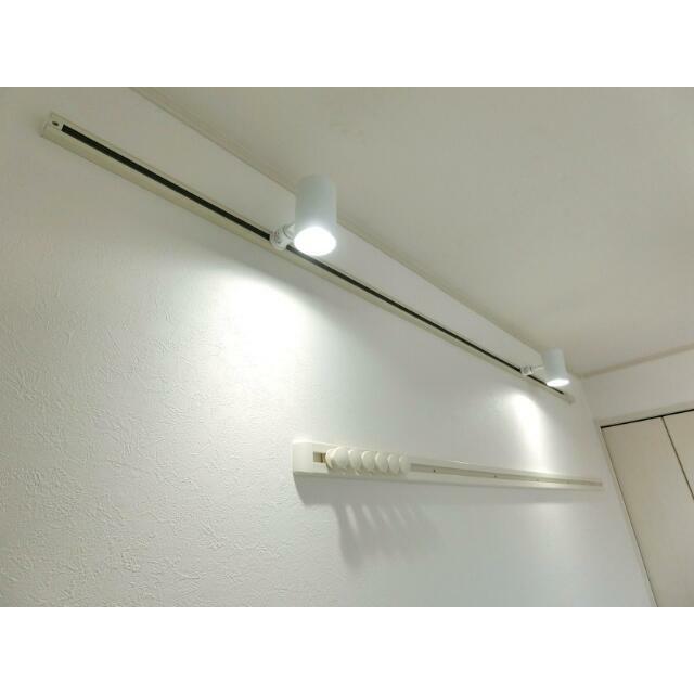 その他設備　スポット照明がオシャレです！壁掛けハンガーレール付き