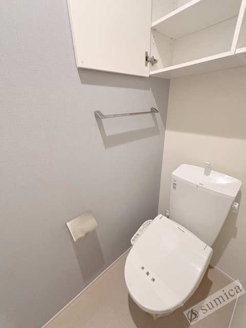 トイレ　人気アイテムの温水洗浄便座。清潔感のあるトイレです。
