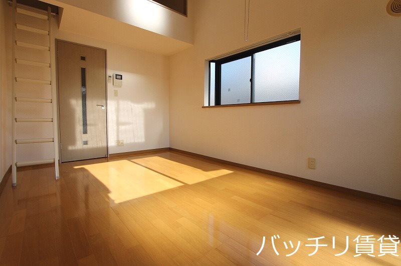 居室・リビング　別号室タイプの為、現状を優先致します。